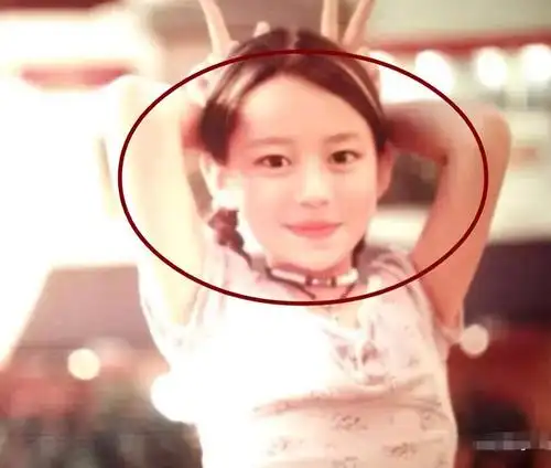 吉娜小学生照被疯传单眼皮引热议整没整容一目了然