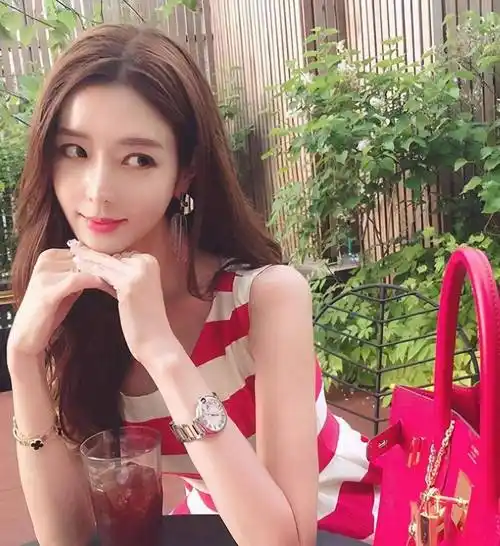 韩国健身女神manyo 身材窈窕a5腰 一件背心搭配出时髦风_风格_印花