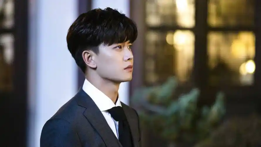 未来事业发展可期 任嘉伦与李沁官宣新剧《请君》自2021年初至今