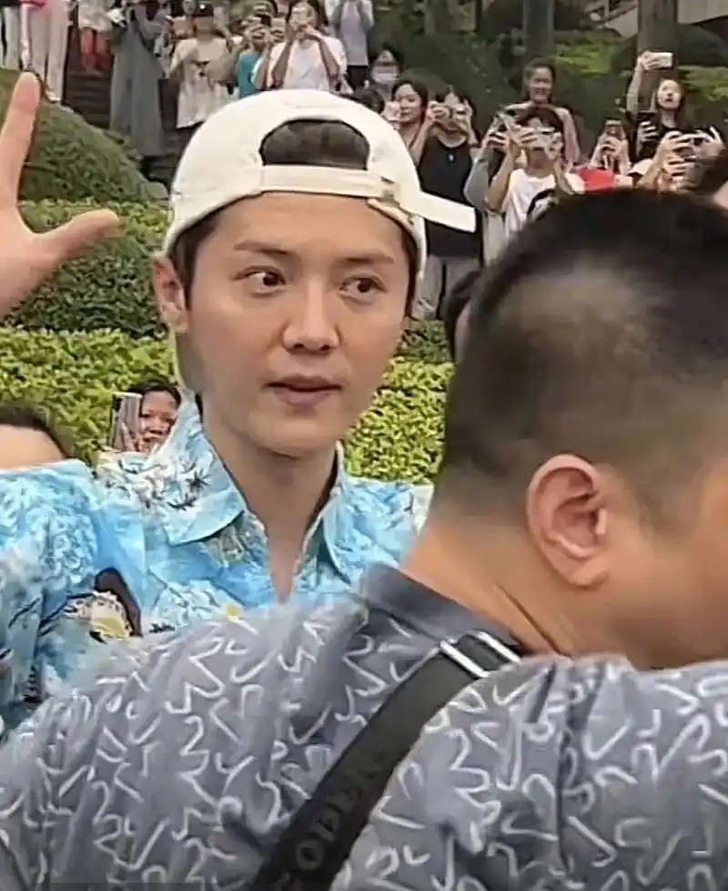 鹿晗最新饭拍生图,路人镜头下的鹿晗颜值状态怎么样?