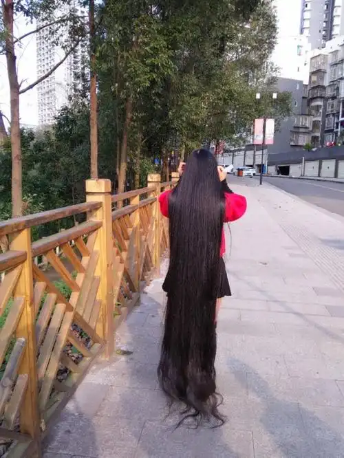 红衣长发拖地走