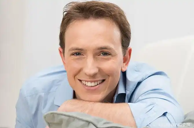 高兴_男人_看镜头_年轻_头像_微笑_图片大全