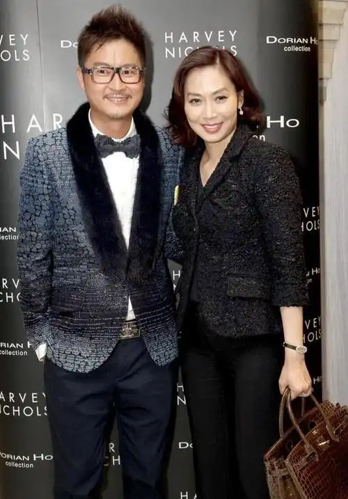 58岁的邝美云状态真好穿黑色西装配蛇皮包贵妇气质谁不爱