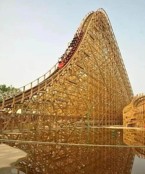 惊险刺激的木质过山车,你敢坐么?