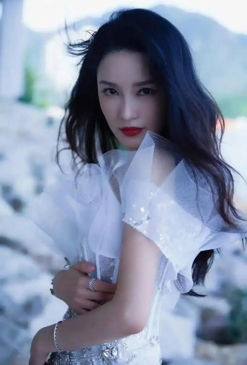 请谅我胡思乱想个人感觉李沁与肖战很般配,可惜肖战心有所属