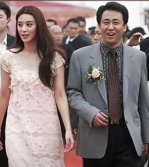 许家印和范冰冰登天安门,接受官媒的采访,几百个高管听徐家印讲话,与