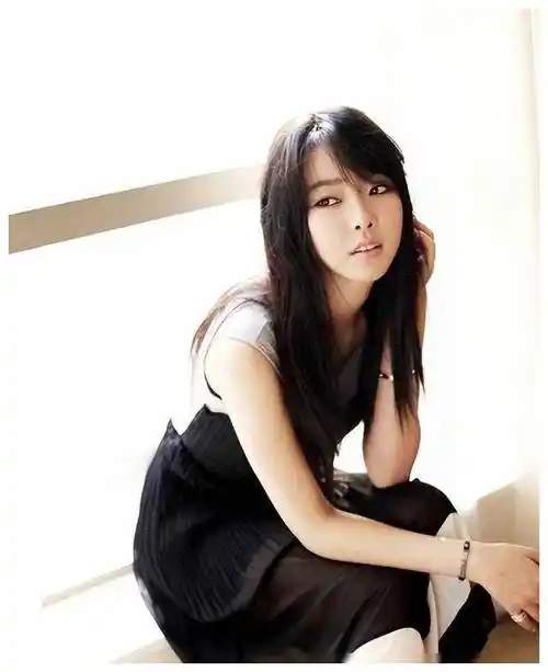 裴涩琪靠主演r级片成名喜当小苹果隐退嫁给网络主播