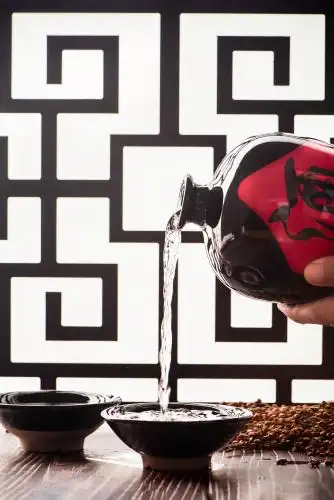 向酒碗中倒酒 酒 白酒