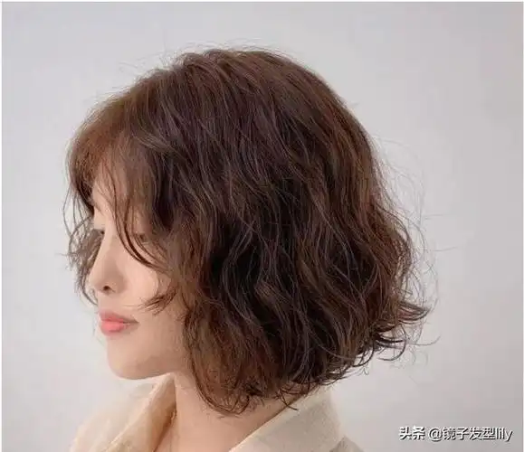 烫发,波波头可以说大多数女性都比较喜欢,是一种十分有型又减龄的发型