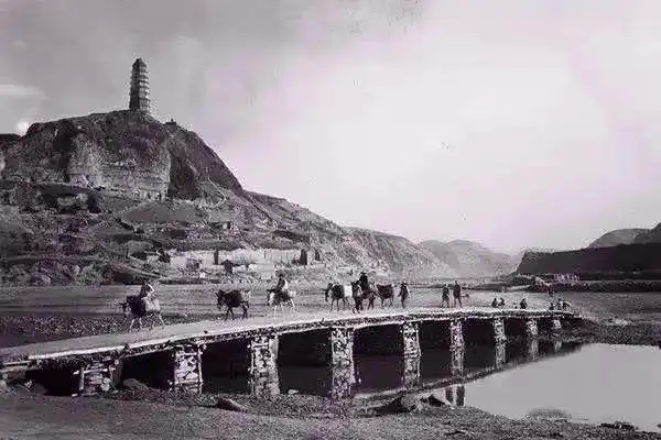 延安老照片"手抓黄土我不放,紧紧儿贴在心窝上.