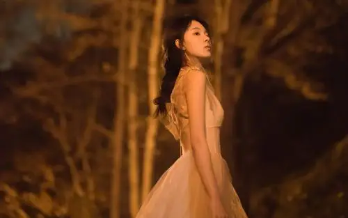 陈瑶白裙优雅高清桌面壁纸