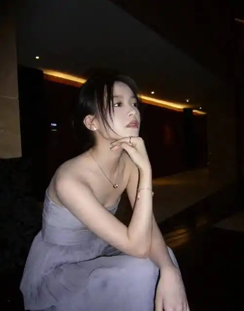 从青春的女孩,李庚希凭借着迷人的纱裙和青春的形象