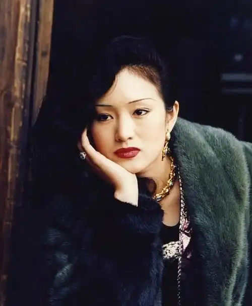 巩俐早年珍贵青涩照绝世美颜楚楚动人被称为最标准谋女郎