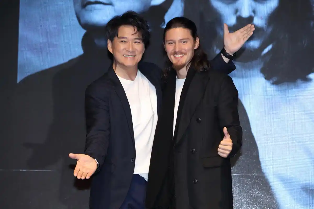 周华健新专辑发片记者会与少年华健周厚安同台好吸睛