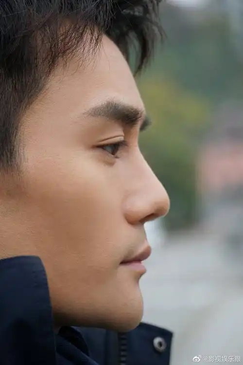 王凯工作室发布拍戏花絮照片,深秋黄叶下的侧颜帅裂苍穹