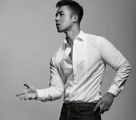 东北硬汉王超,性感胡茬鼻梁高挺,肌肉身材高大,荷尔蒙爆棚