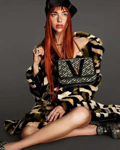 dua lipa演绎versace 2021秋冬广告大片