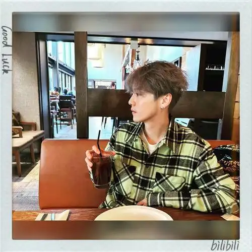 20230128鹿晗ins更新照片一张(顺便放了几张近期的图,这哥现在的发色