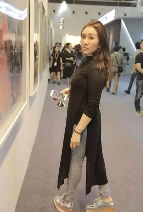 何超盈真胖了不少穿9千5短裙显得膀大腰圆女儿2岁就背爱马仕