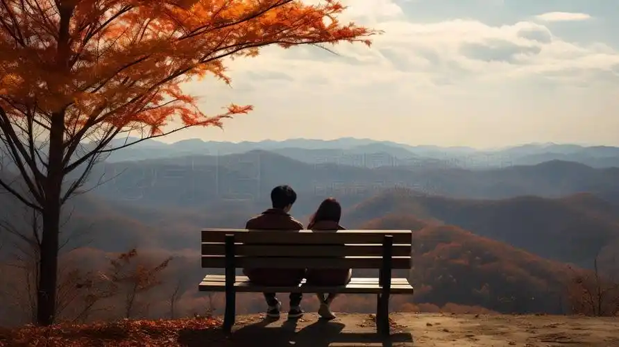 情侣们坐在阿迪朗达克长椅上拥抱,俯瞰展示秋天美丽的山谷