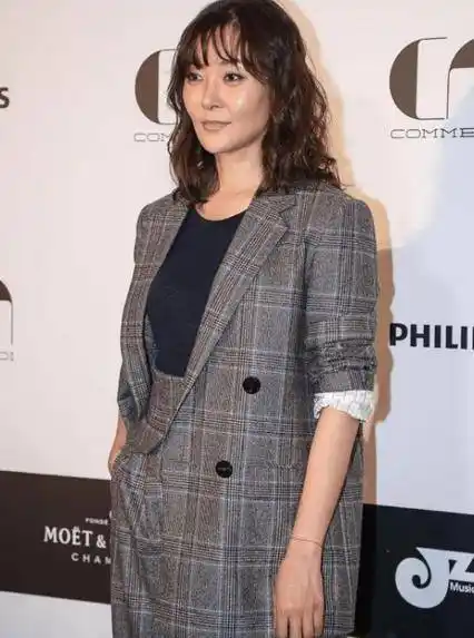 48岁柯蓝大胆换风格,西装套装配烟熏妆a爆,泡面头太"油腻"_感觉_发型