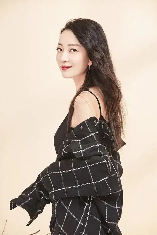 p data-id="gnx7g9oq6k">舒遥,中国大陆女演员,新生代女艺人.