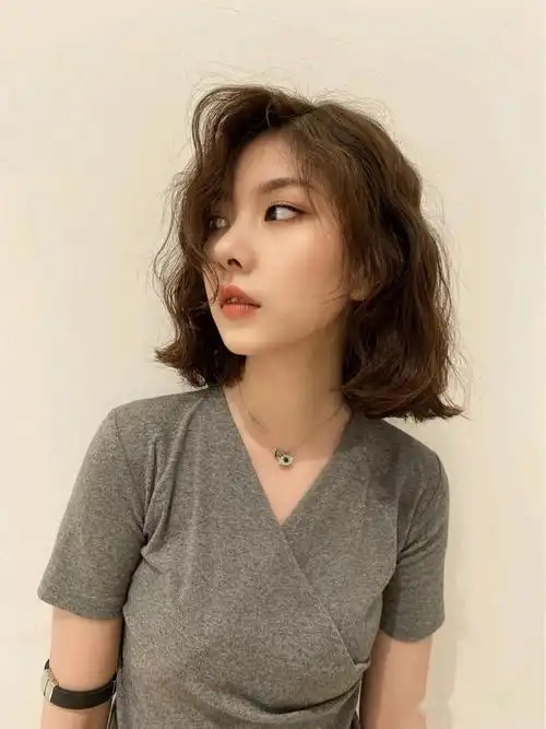 今年流行的短发发型(2021方脸适合什么发型女) - 月牙知识库