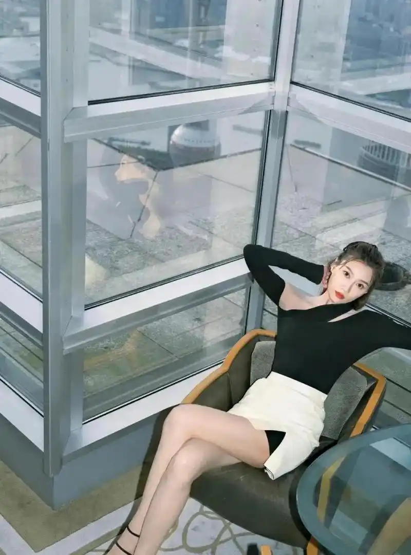 "身高腿长,肤白性感",知名女模特,女主持--李斯羽