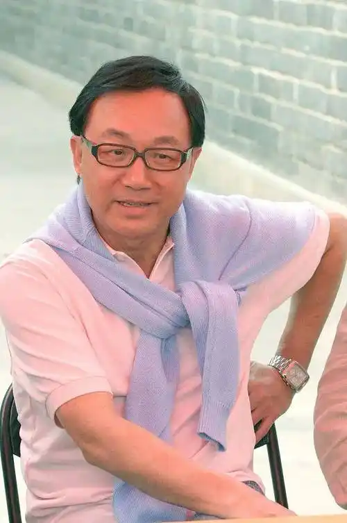 香港七八十年代活跃银幕40后男明星,秦沛,姜大卫打虎亲兄弟