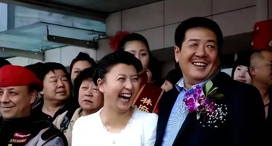 现状:二婚嫁富商老公后,生活幸福,有钱有闲儿女双全