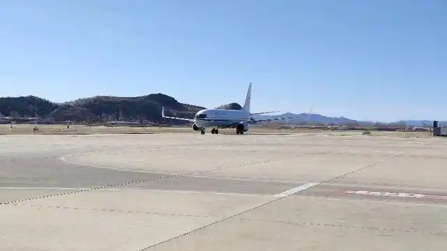 满载我市40名援助湖北医疗队队员的ca1627次航班在赤峰玉龙机场安全