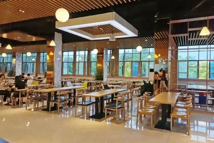 食堂外景食堂内景文体设施江苏大学图书馆可是我校标志建筑之一,不去