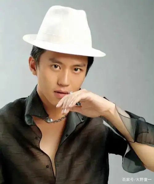 15岁离家出走,打耳洞染头发,41岁片酬4000万,邓超经历了什么?