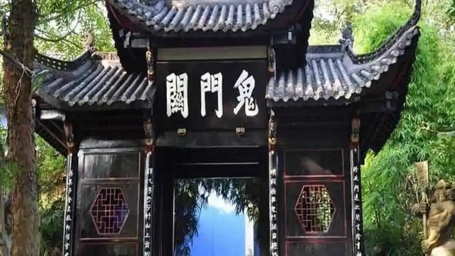 丰都鬼城全面地展示了进入鬼门关的各个场景,虽然只是看上去有点意思