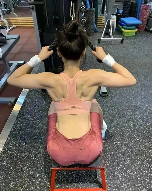 38岁的李诗英身材照刷屏朋友圈,网友:这肌肉谁扛得住?