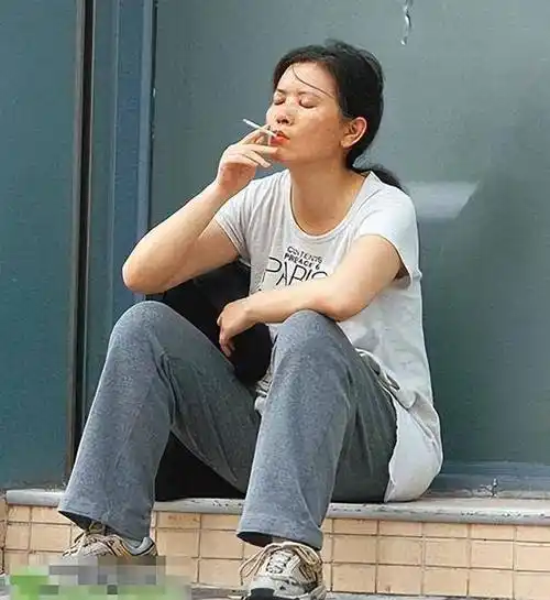 年轻时一帆风顺,晚年却十分凄惨的4位明星,死在家中都无人知晓_蓝洁瑛