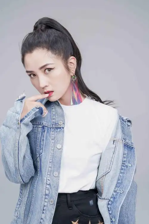 《再见何洁》黑胶唱片限量发售 追求艺术诉说温暖爱意