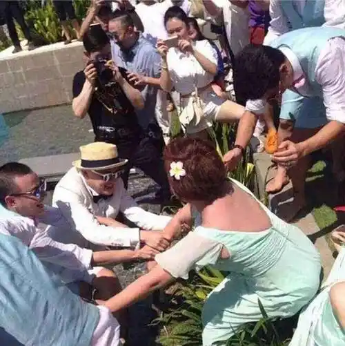 40岁柳岩当街换衣引网友热议,包贝尔婚礼当伴娘被伴郎合伙戏弄_视频