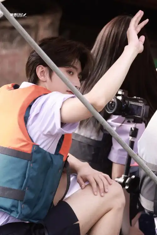 奔跑吧校服路透##奔跑吧蔡徐坤