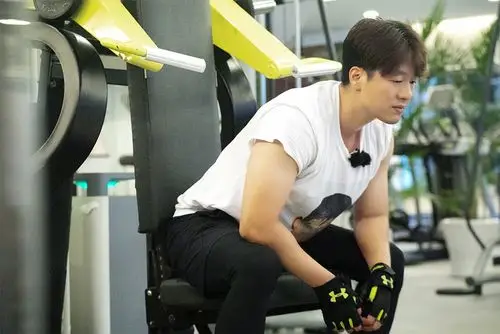 凌潇肃健身房大秀胸肌 嘶吼式锻炼笑翻网友