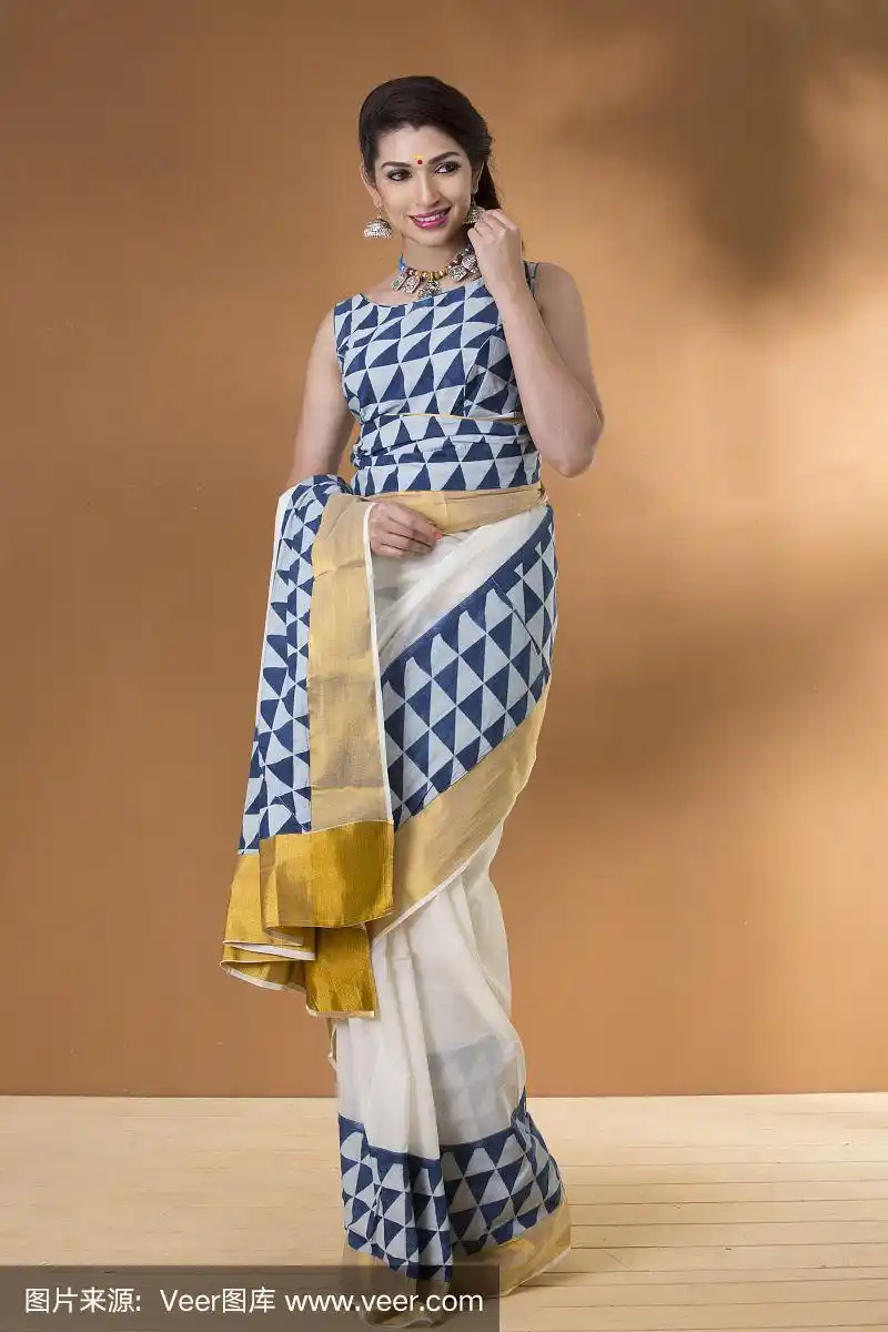 穿着传统服装的美丽迷人的印度女人