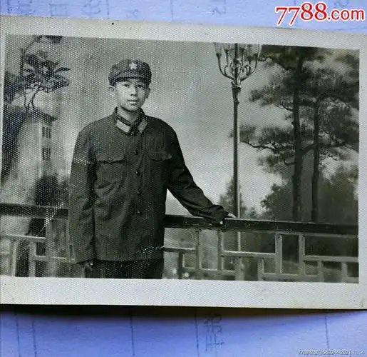 手扶栏杆的军人(年份不详)-老照片-7788商城__七七八八商品交易平台