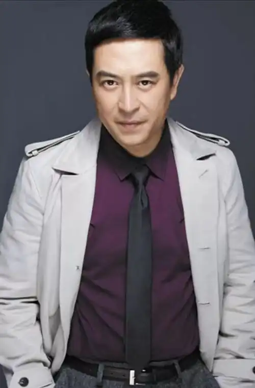 张嘉译39岁靠《蜗居》走红,那之前他都在干嘛?