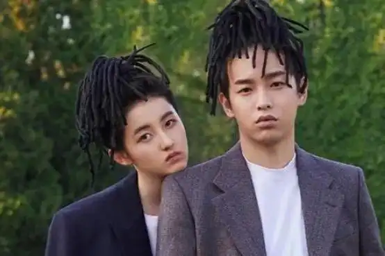 张子枫拍校园戏,校服外套绑在腰上被抓拍,助理的举动却有失风度