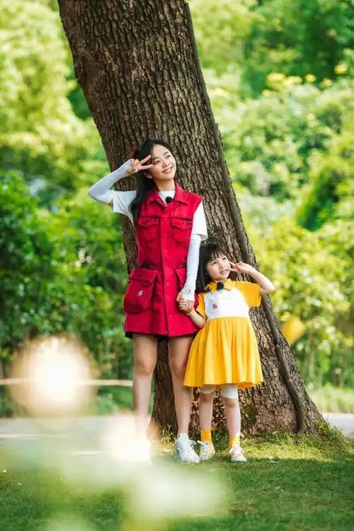 谭松韵穿红色工装裙和小朋友互动超温柔