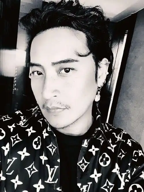 陈志朋发自拍穿一件花色衬衫留了胡子之后好有男人味