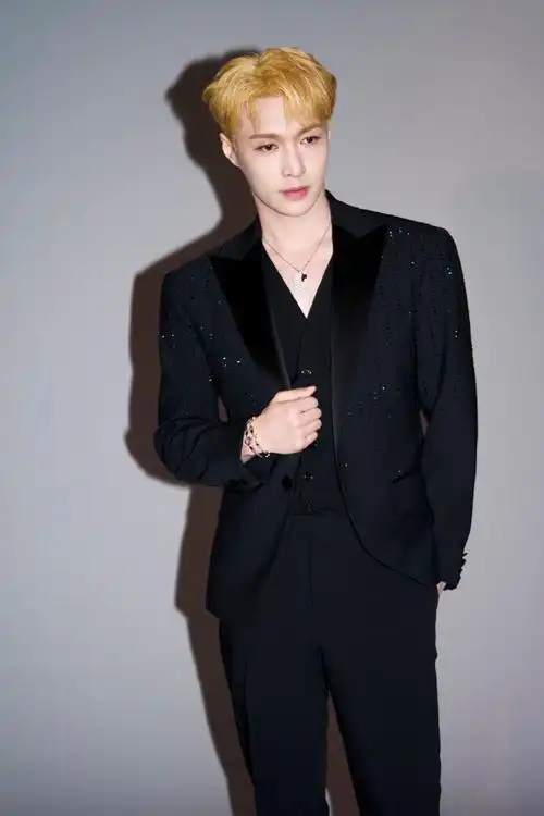 戛纳晚宴上的张艺兴