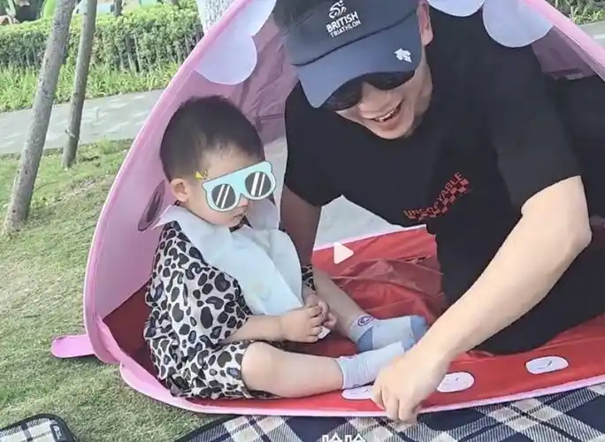 郑恺带老婆孩子出游,与苗苗补过结婚纪念日,俩儿女露正脸像爸爸