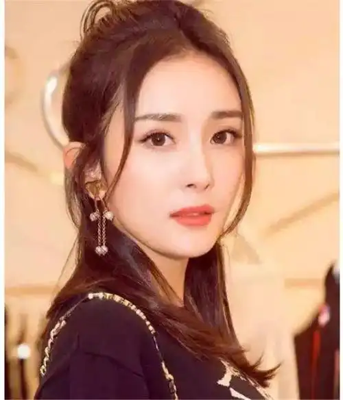 八字刘海大脸学生图片2