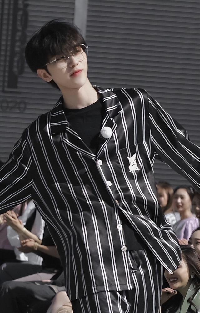 蔡徐坤前东家,晒练习生整容费用,做头发比整容还贵?